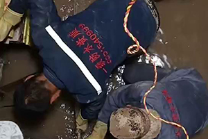 东方电梯井堵漏施工视频